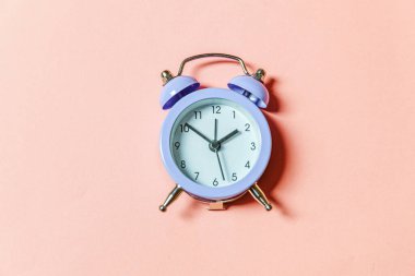 Basit bir asgari tasarım, pembe pastel arka planda izole edilmiş klasik alarm saatini çaldırıyor. Hayatın dinlenme saatleri. İyi sabahlar. Uyanık kalma kavramı. Düz görünüm kopyalama alanı