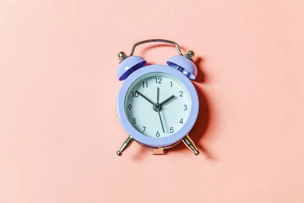 シンプルな最小限のデザインのリンギングツインベルヴィンテージクラシック目覚まし時計ピンクのパステルの背景に隔離された 人生の残りの時間良い朝の夜の目覚めの概念を覚ます フラットレイアウトトップビューコピースペース — ストック写真
