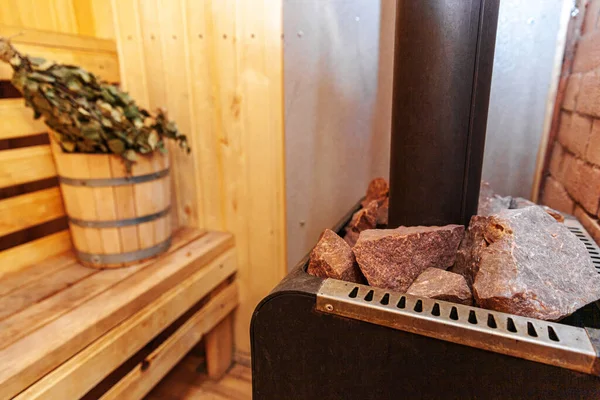 Szczegóły Wnętrza Sauna Fińska Łaźnia Parowa Tradycyjnymi Akcesoriami Sauny Miotła — Zdjęcie stockowe