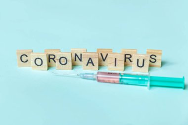 Yazılı ifade Coronavirus ve mavi pastel arka planda şırınga. Roman Coronavirus 2019-nCoV MERS-Cov Covid-19 Orta Doğu Solunum Sendromu Coronavirus virüs aşısı konsepti