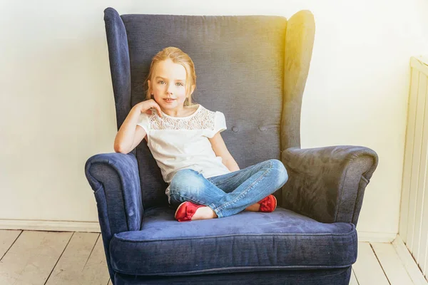 Menina Doce Jeans Camiseta Branca Sentado Cadeira Azul Aconchegante Moderno — Fotografia de Stock