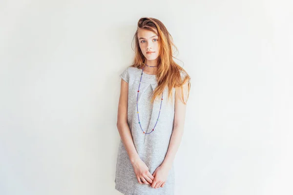 Chica Adolescente Belleza Retrato Joven Adolescente Mujer Vestido Gris Sobre — Foto de Stock