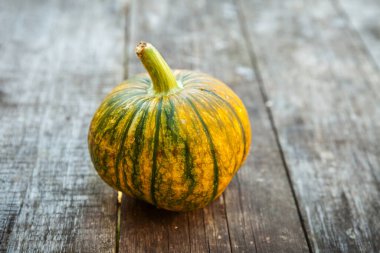 Ahşap arka planda doğal sonbahar sonbahar manzaralı balkabağı. İlham verici Ekim ya da Eylül duvar kağıdı. Mevsimlerin değişmesi, olgun organik gıda konsepti. Cadılar Bayramı partisi Şükran Günü