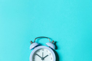 Mavi pastel arka planda izole edilmiş ikiz klasik çan çalar saati çalan minimal tasarım. Hayatın dinlenme saatleri. İyi sabahlar. Uyanık kalma kavramı. Düz görünüm kopyalama alanı