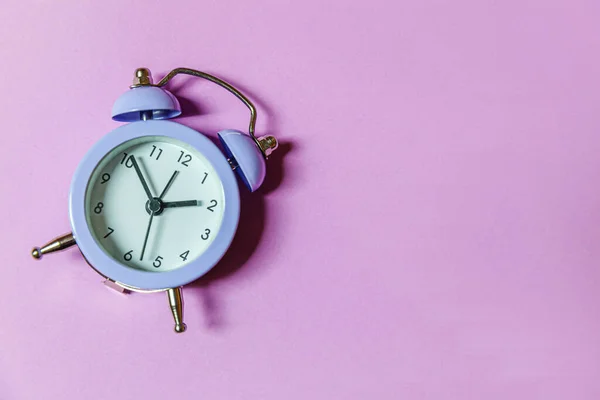 シンプルな最小限のデザインのリンギングツインベルヴィンテージクラシック目覚まし時計紫色の背景に隔離された 人生の残りの時間良い朝の夜の目覚めの概念を覚ます フラットレイアウトトップビューコピースペース — ストック写真