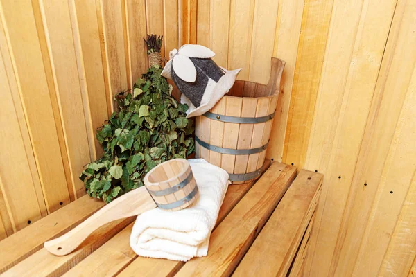 Detalles interiores Sauna finlandesa baño de vapor con accesorios de sauna tradicionales lavabo escoba de abedul escoba toalla de fieltro. Tradicional antigua casa de baños rusa SPA Concepto. Relajarse pueblo rural concepto de baño. —  Fotos de Stock