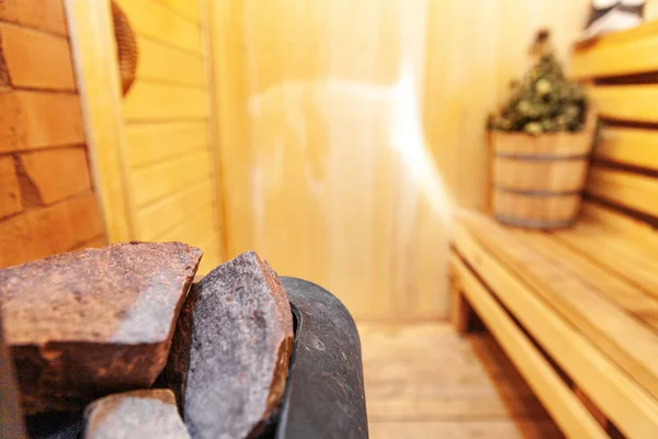 Detalles interiores Sala de vapor de sauna finlandesa con accesorios de sauna tradicionales escoba de abedul. Tradicional antigua casa de baños rusa SPA Concepto. Relajarse pueblo rural concepto de baño. —  Fotos de Stock