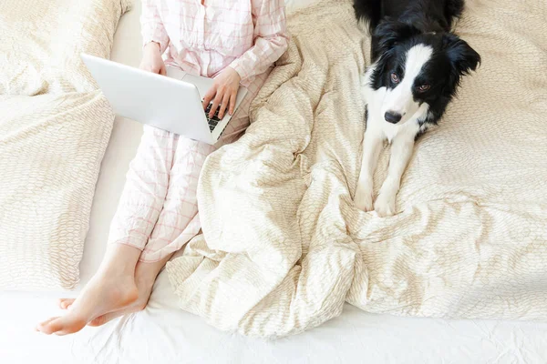 Ufficio Mobile Casa Giovane Donna Pigiama Seduta Sul Letto Con — Foto Stock