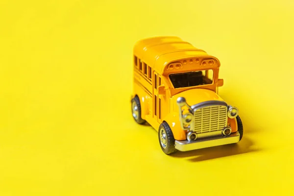Einfach Design Gelben Klassischen Spielzeugauto Schulbus Isoliert Auf Gelben Bunten — Stockfoto