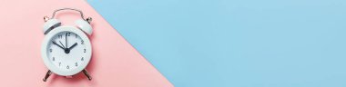 Mavi pembe pastel arka planda izole edilmiş ikiz çan klasik alarmlı saati çalan minimal tasarım. Hayatın dinlenme saatleri. İyi sabahlar. Uyanık kalma kavramı. Düz görünüm fotokopi alanı pankartı