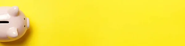 在黄色背景上隔离的最简单的粉色小猪库设计 储蓄投资预算财富企业退休金融业务的概念 平面放置顶视图复制空间横幅 — 图库照片