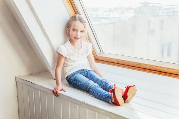 Fica Casa Segurança Pequena Menina Sorridente Doce Bonito Jeans Shirt — Fotografia de Stock