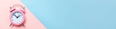Mavi pembe pastel arka planda izole edilmiş ikiz çan klasik alarmlı saati çalan minimal tasarım. Hayatın dinlenme saatleri. İyi sabahlar. Uyanık kalma kavramı. Düz görünüm fotokopi alanı pankartı