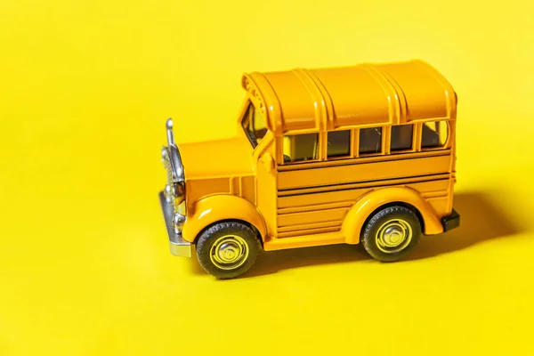 Egyszerűen Design Sárga Klasszikus Játék Autó Iskolabusz Elszigetelt Sárga Színes — Stock Fotó