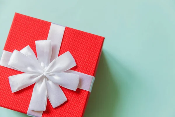 圣诞新年情人节庆祝礼物浪漫的概念 简单的设计红色礼品盒隔离在淡蓝色的彩色背景上 平面放置顶视图复制空间 — 图库照片