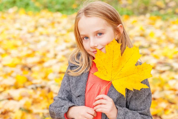 Счастливая Молодая Девушка Играет Падающими Желтыми Листьями Красивом Осеннем Парке — стоковое фото