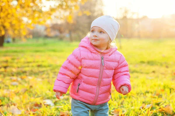 Счастливая Молодая Девушка Улыбается Красивом Осеннем Парке Природе Прогулки Открытом — стоковое фото