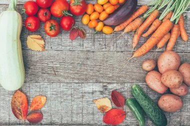 Ülke tarzı ahşap arka planda farklı taze organik sebzeler. Sağlıklı gıda vejetaryen diyet konsepti. Yerel bahçe temiz yiyecek üretir. Üst çerçeve düz metin kopyalama alanı