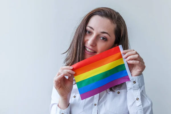 Bella Ragazza Lesbica Caucasica Con Bandiera Arcobaleno Lgbt Isolato Sfondo — Foto Stock