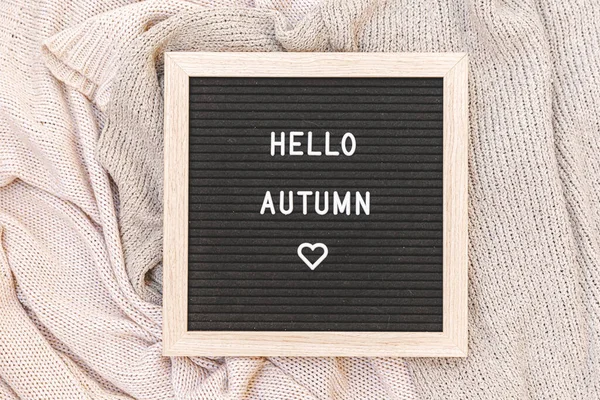 Herbstlicher Hintergrund Schwarze Schrifttafel Mit Dem Schriftzug Hallo Herbst Liegt — Stockfoto