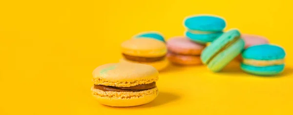 Doce Amêndoa Colorido Unicórnio Rosa Azul Amarelo Macaron Verde Bolo — Fotografia de Stock