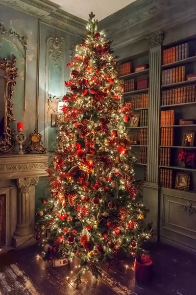 Clásico Navidad Año Nuevo Decorado Chimenea Habitación Interior Árbol Año —  Fotos de Stock