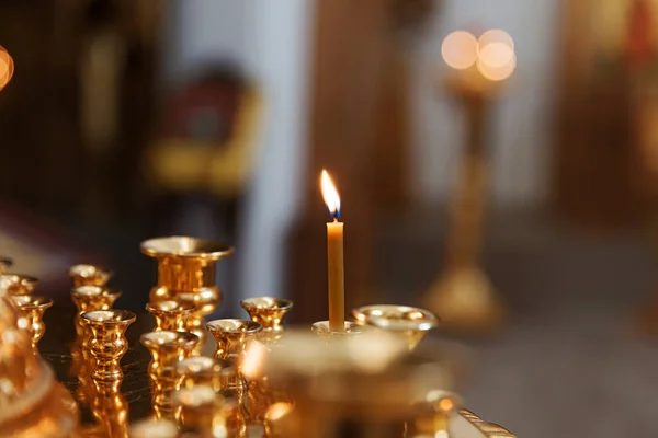 Orthodoxe Kerk Christendom Feestelijke Interieurdecoratie Met Brandende Kaarsen Icoon Traditionele — Stockfoto