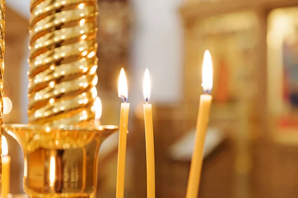Église Orthodoxe Christianisme Décoration Intérieure Festive Avec Des Bougies Allumées — Photo