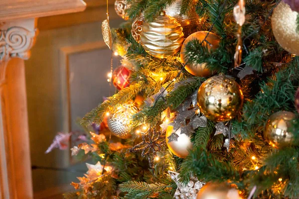 经典的圣诞新年装饰 装饰着金光闪闪的装饰玩具和球 现代白色古典风格室内设计公寓 平安夜在家里 — 图库照片