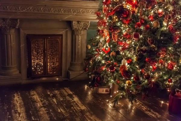 Klassisches Weihnachten Neujahr Dekoriert Innenraum Kamin Silvesterbaum Weihnachtsbaum Mit Silbernem — Stockfoto