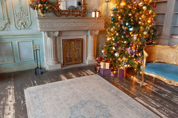 经典圣诞佳节装饰室内壁炉除夕树 圣诞树 上面有金饰装饰 现代古典风格室内设计公寓 平安夜在家里 — 图库照片