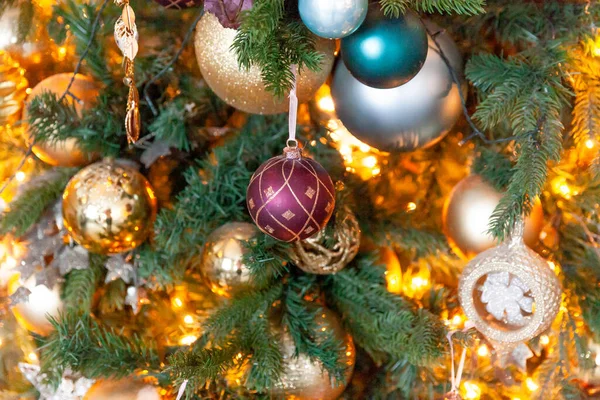 Árbol Clásico Navidad Año Nuevo Decorado Con Adornos Dorados Juguete Imagen de archivo