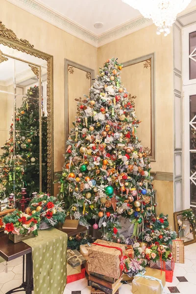 经典圣诞佳节装饰室内装饰新年树 圣诞树 饰有银质和红色装饰 现代白色古典风格室内设计公寓 平安夜在家里 — 图库照片