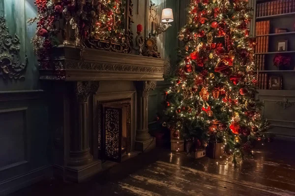 Klassisches Weihnachten Neujahr Dekoriert Innenraum Kamin Silvesterbaum Weihnachtsbaum Mit Silbernem — Stockfoto