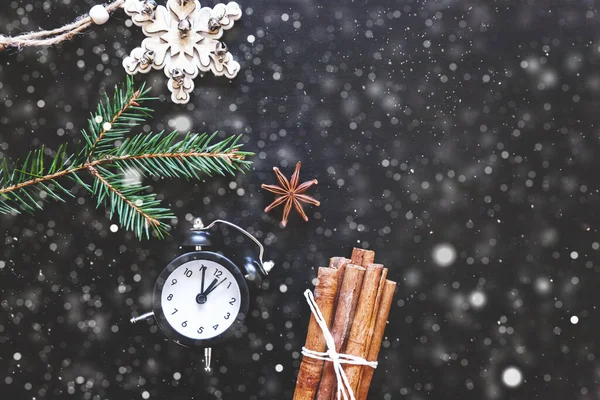 クリスマス新年冬のオブジェクトのモミの枝の装飾目覚まし時計暗い黒の背景に作られた組成フレーム 雪の結晶 フラットレイアウトトップビューコピースペース クリスマスのお祝いの12月の時間 — ストック写真