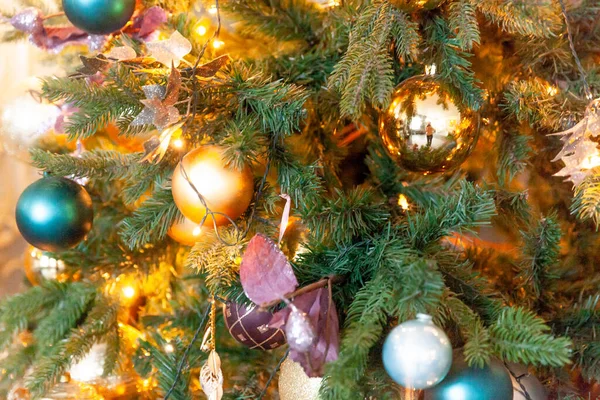Klasický vánoční Nový rok zdobené Nový rok strom se zlatou ozdobou dekorace hračka a míč. Moderní design interiéru v klasickém stylu. Štědrý večer doma. — Stock fotografie