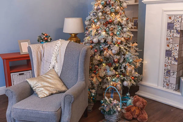 Quarto Interior Decorado Natal Clássico Árvore Ano Novo Com Decorações — Fotografia de Stock