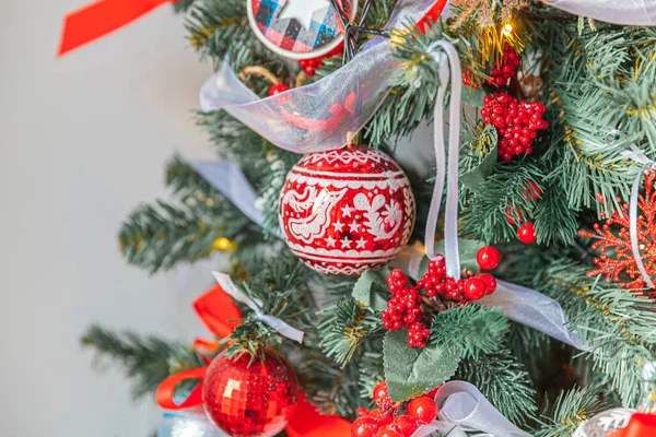 Classic Christmas New Year decorated New year tree with red and white ornament decorations toy and ball. Modern classical style interior design apartment. Christmas eve at home. — Stock Photo, Image