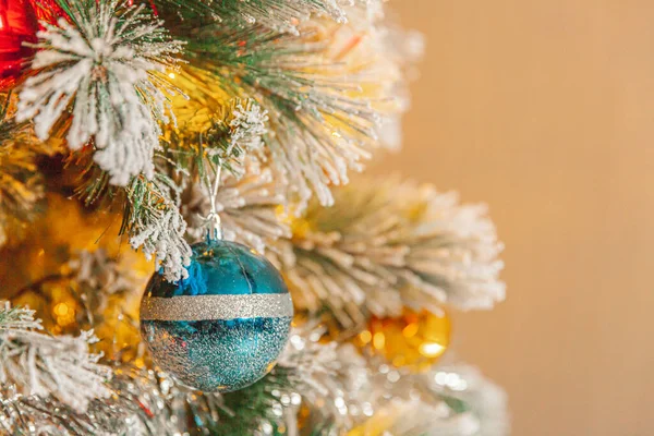 Klasik Noel yılbaşı ağacı renkli süsleme oyuncakları ve balo ile süslenmiş. Modern beyaz klasik stil iç tasarım dairesi. Evde Noel arifesi. — Stok fotoğraf