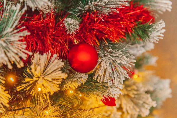 Klassieke Kerst Nieuwjaar versierd Nieuwjaar boom met gekleurde ornament decoraties speelgoed en bal. Modern wit klassiek interieur appartement. Kerstavond thuis. — Stockfoto