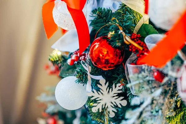 Nuovo Anno Natale Classico Decorato Albero Capodanno Con Decorazioni Ornamento — Foto Stock