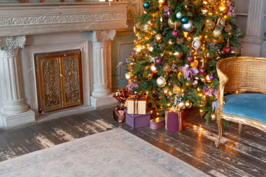 Klasik yılbaşı, yeni yıl dekore edilmiş iç oda şöminesi, yeni yıl ağacı. Altın süslemeli Noel ağacı. Modern klasik stil iç tasarım dairesi. Evde Noel arifesi