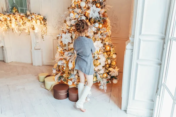 Menina Decorando Árvore Natal Véspera Natal Casa Jovem Quarto Leve — Fotografia de Stock