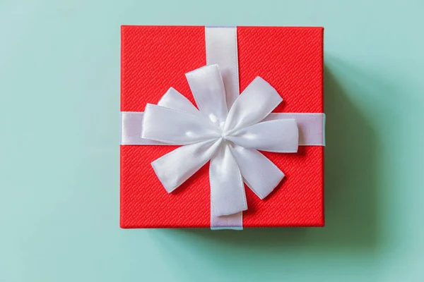 圣诞新年情人节庆祝礼物浪漫的概念 简单的设计红色礼品盒隔离在淡蓝色的彩色背景上 平面放置顶视图复制空间 — 图库照片