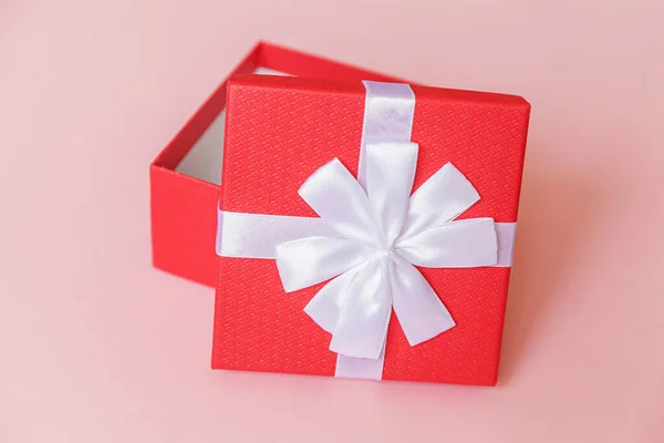 크리스마스 발렌타인데이는 낭만적 아이디어를 분홍빛 배경에 상자를 최소한으로 설계하기만 평평하게 — 스톡 사진