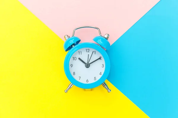 Tocando Sino Duplo Relógio Alarme Clássico Isolado Azul Amarelo Rosa — Fotografia de Stock