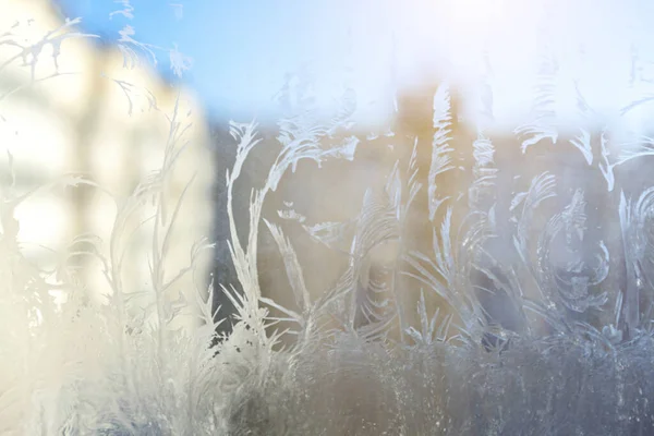 Fagyasztott Téli Ablak Fényes Jéghideg Mintázatú Textúrával Karácsonyi Csoda Szimbólum — Stock Fotó
