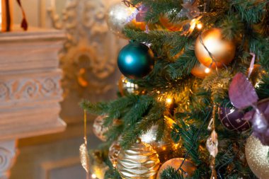 Klasik Noel yılbaşı ağacı süsleri altın süsleme oyuncakları ve balo ile süslenmiş. Modern beyaz klasik stil iç tasarım dairesi. Evde Noel arifesi