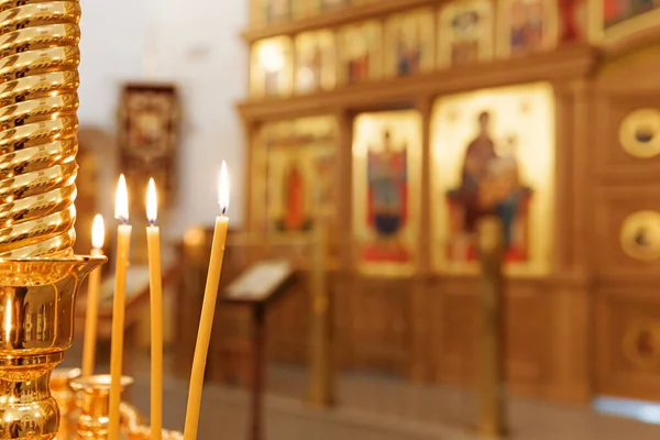Iglesia Ortodoxa. Cristianismo. Decoración interior festiva con velas  encendidas e icono en la iglesia ortodoxa tradicional en la víspera de  Pascua o Navidad. Religión fe orar símbolo.: fotografía de stock © Luljo #