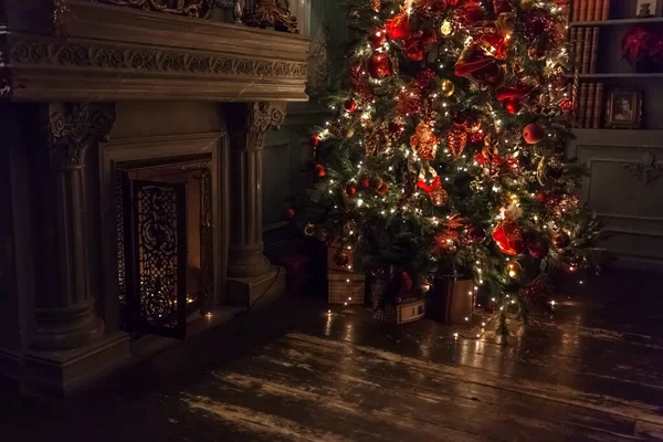 Klassisches Weihnachten Neujahr Dekoriert Innenraum Kamin Silvesterbaum Weihnachtsbaum Mit Silbernem — Stockfoto